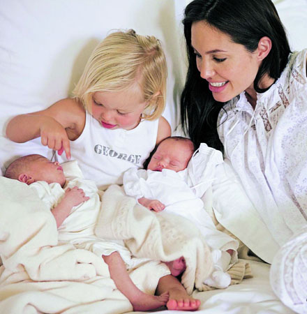 朱莉“喂奶”图登上杂志封面(图)