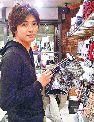 贺军翔日本败家购物血拼 花2万狂买内裤(附图
