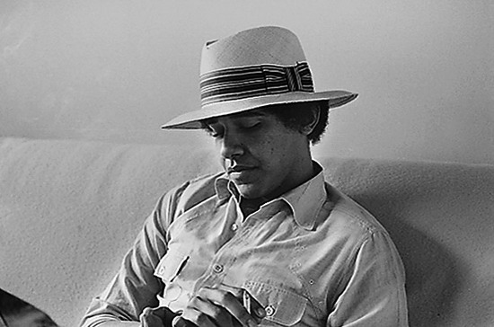 奥巴马高中时期照片曝光头戴仔帽嘴叼烟卷(图)