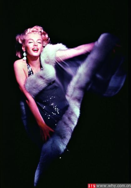 ������һ��Ů������������¶һֱ���ڶ����ǵ�ģ�¶���