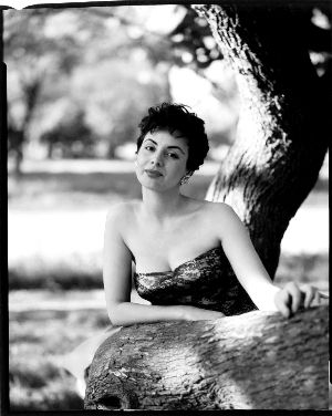 　　伊莎贝尔・萨里曾当选1954年阿根廷小姐，上过《Life》杂志，在上世纪50年代-70年代是阿根廷的性感象征。