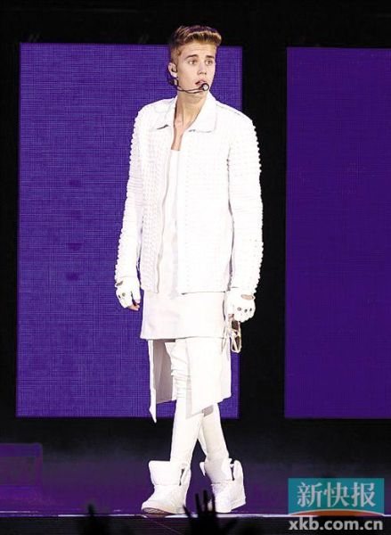 曝比伯母亲给儿子提供毒品 每月索取8千