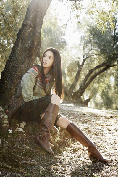 高雅罗西班牙拍画报集 烟熏妆流露冷艳美【图】