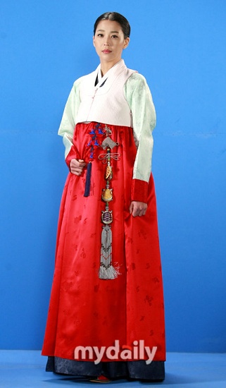 图文:韩剧《名家》拍海报-韩高恩古装造型