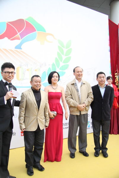 潘长江<em>父女</em>双双获奖 拍<em>农村</em>剧也可以很洋气(图