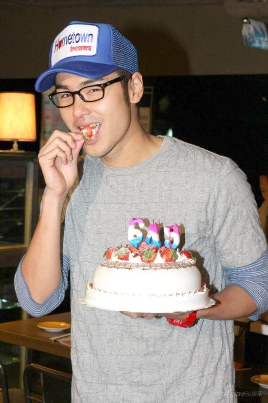 阮经天《败犬女王》告白戏飙升收视吃草莓庆功