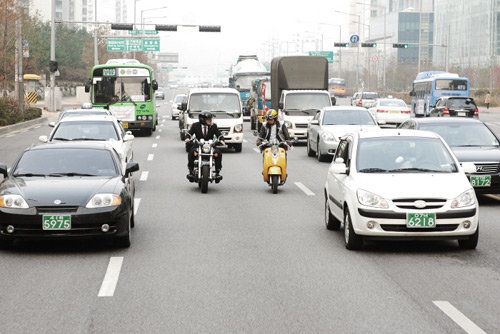 韩剧《功课之神》曝光新剧照金秀路俞承浩飙车