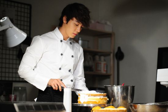 SJ东海为《熊猫小姐和刺猬》苦练做蛋糕(图)