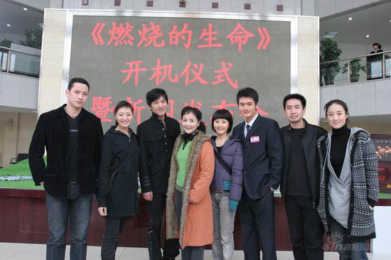 《燃烧的生命》群星闪耀 矿难遗址冒雪献花圈