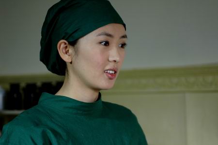 童瑶《伤情》护士造型曝光演乖巧女儿得心应手