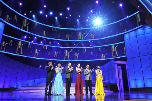 李响主持金话筒大联欢 秀国标曹可凡赞潮