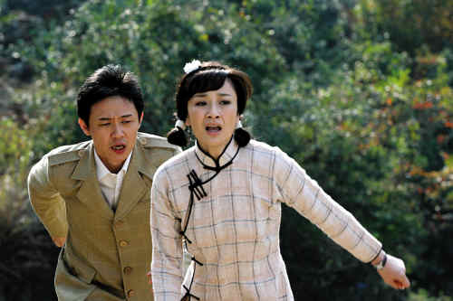 贺雅佳)刚刚新婚的孙宁正在横店赶拍电视剧《梨花泪》,扮演女主角的她