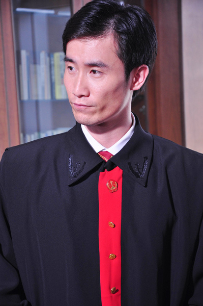 硬汉奇道《婚姻大事》演温柔法官颠覆形象