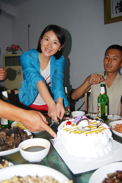 小李琳《水上游击队》片场庆生 于小伟白冰助