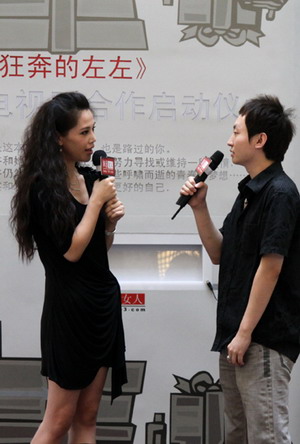孔维加盟新剧《狂奔的左左》性感亮相发布会