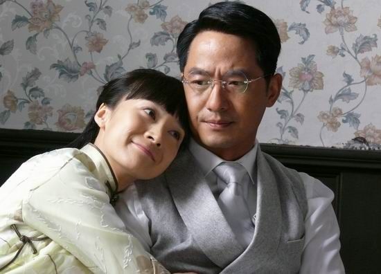 陈家鹄(郭晓冬 饰)痛失爱妻