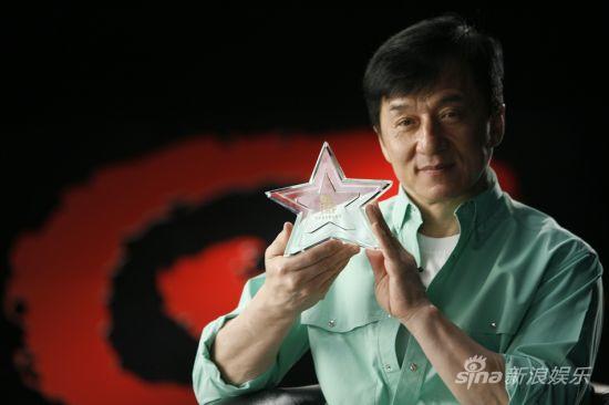 成龙手捧娱乐大典水晶星奖杯