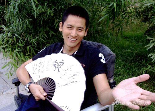于晓光手持斯琴高娃写的扇子