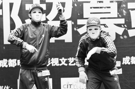 达人招募频出明星脸翻版立威廉赵本山现身成都