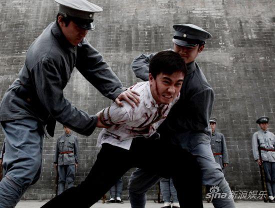 陈延年头撞狱警