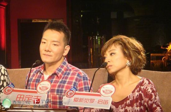 田定丰(左)担任花儿朵朵评委