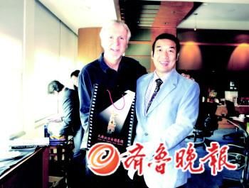 卡梅隆(左一)与王大方