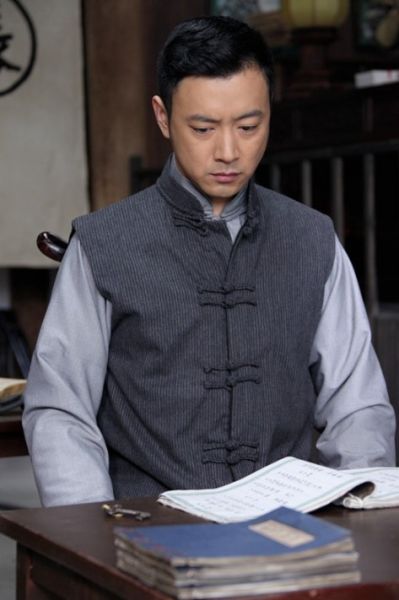 由曹炳琨,李曼领衔主演的《血色迷情》近日正在南京影视频道热播