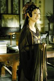 组图:《红楼梦》新剧照曝光 宝玉挨打丫环下跪