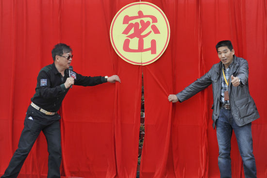 迟志强亮相合肥公园认养虎刺花(组图)|《虎刺红