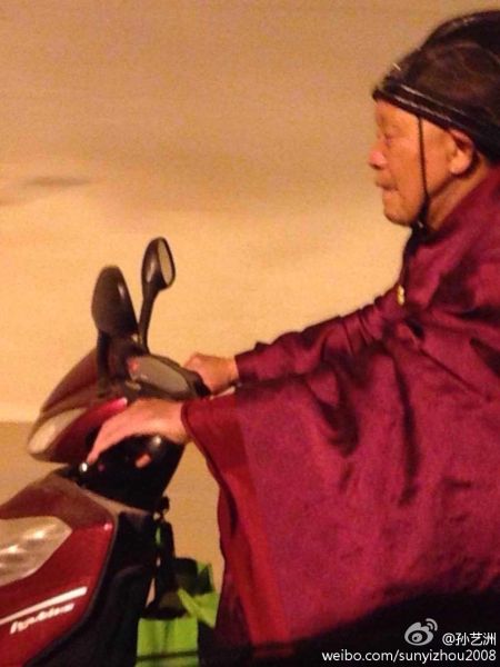 古装演员骑摩托车玩穿越 孙艺洲:赶着上朝