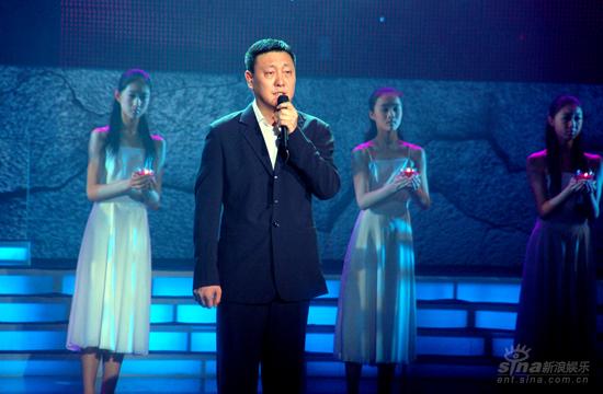 图文:北京台慈善晚会--韩磊唱《为孩子送行》