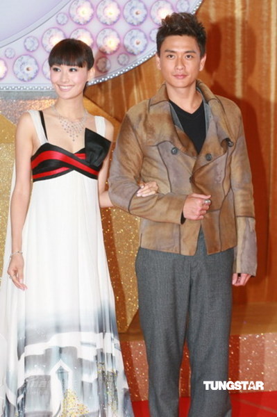 图文：TVB台庆明星红毯--陈法拉及黄宗泽一同进场