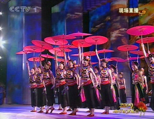 图文09年央视春晚民族歌舞表演姑娘手举纸伞
