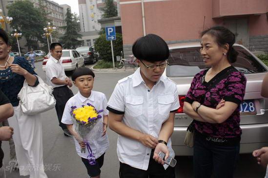 刘纯燕携女吊唁罗京透露两家关系好常聚会图