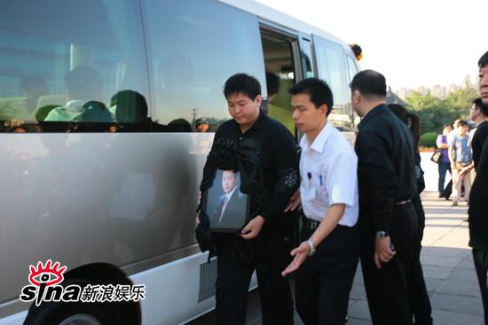图文罗京追悼会罗京儿子面容沉痛