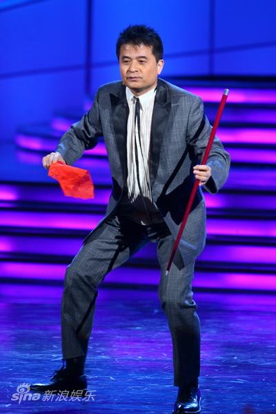 图文:“金话筒”联欢会-毕福剑变魔术