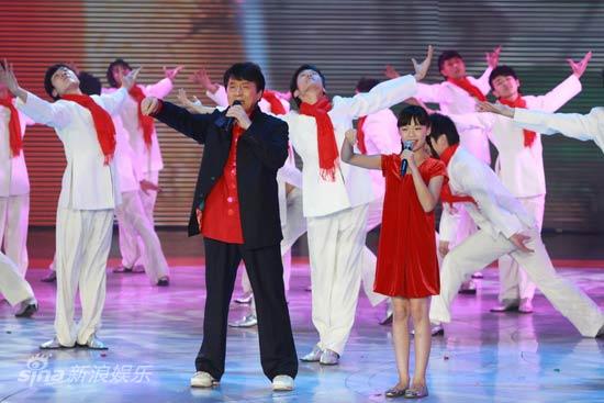 图文:2010湖南春晚现场-成龙演唱《国家》