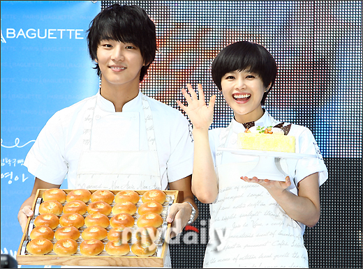 图文:韩剧《面包王》签名会-尹时允和李英雅_影音娱乐_新浪网