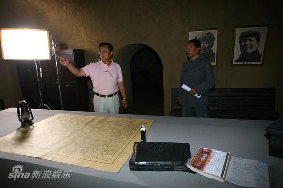 图文:电视剧《建国大业》开机-窑洞里