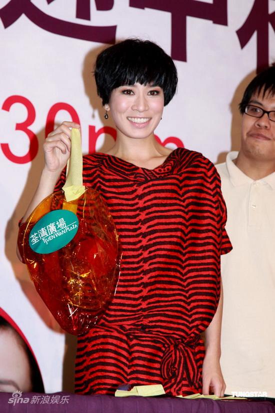 图文:《公主嫁到》宣传-佘诗曼好彩头