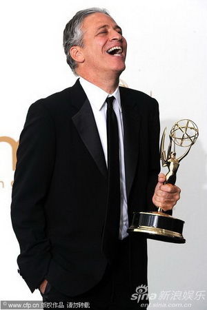 图文:艾美奖后台-乔恩-斯图尔特仰天大笑_影音娱乐_新浪网