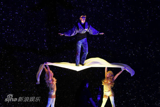 图文:2012安徽春晚-飞行魔术