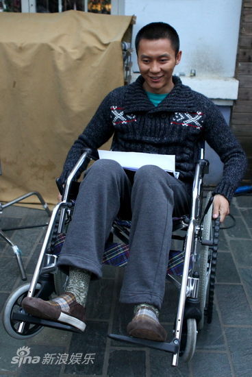 图文:《北京青年》-李晨坐轮椅