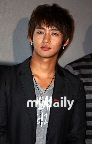 李太成,无酬劳出演Wax的MV