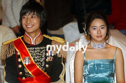 中与朱智勋演对手戏的尹恩惠也