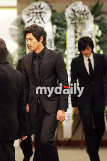 张东健玄彬等出席韩在锡母亲葬礼