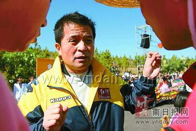 明星聚首弥勒 红河助威奥运老毕守门丢球急出