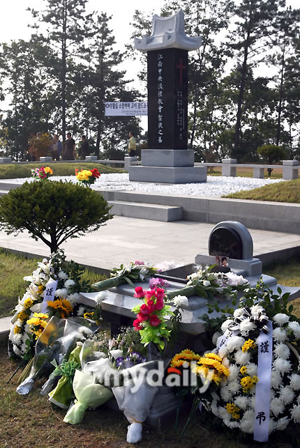 韩国女演员崔真实的三虞祭在其墓地举行_影音娱乐_新浪网
