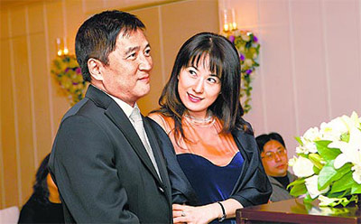 戈伟如(右)和李纪曾昨在君悦饭店举行婚宴,两人神情洋溢幸福甜蜜。 台女星戈伟如再婚不穿婚纱老公赠千万婚戒(图)