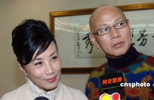 香港艺人汪明荃与罗家英结束爱情长跑注册完婚
